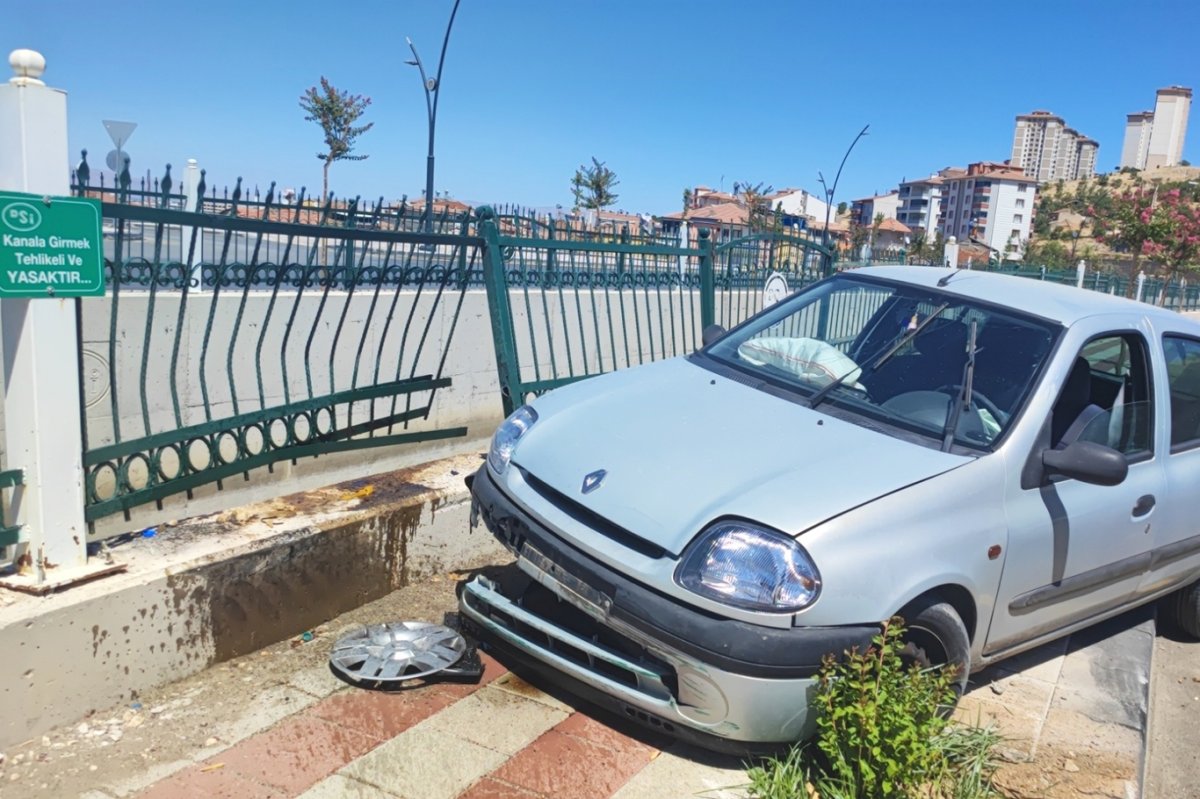 Otomobil su kanalının korkuluklarına çarptı: 1 yaralı