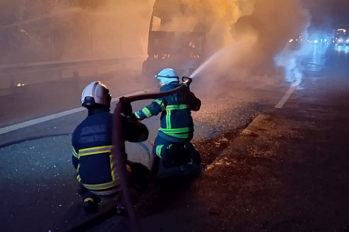 Pozantı’da tır yangını ormanlık alana sıçradı