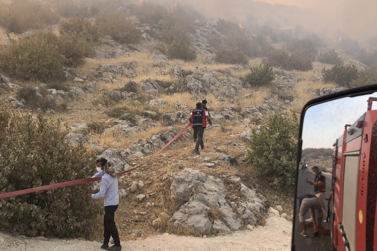 Adıyaman'da ormanlık alanda çıkan yangını soğutma çalışmaları devam ediyor