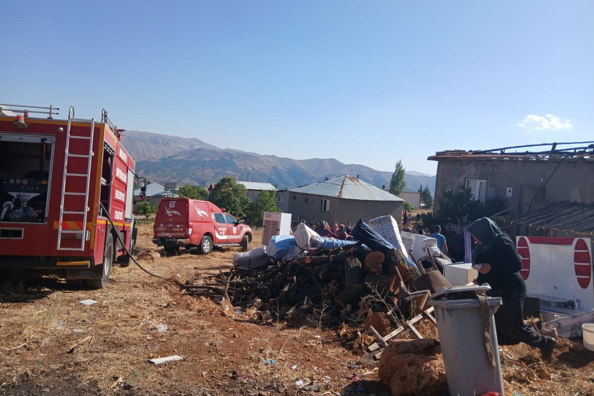 Malatya'da çatı yangını paniğe neden oldu