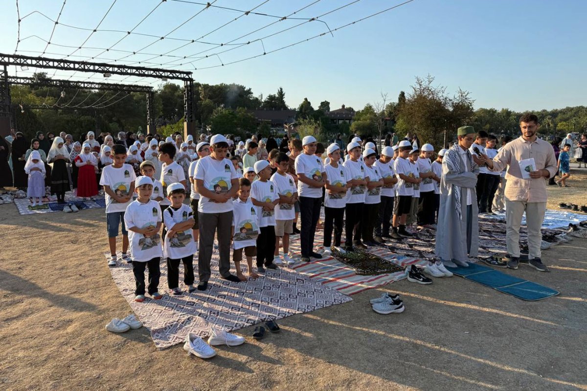 İzmir'de "Hayat Namazla Güzeldir" etkinliği çocukların coşkulu yürüyüşüyle başladı