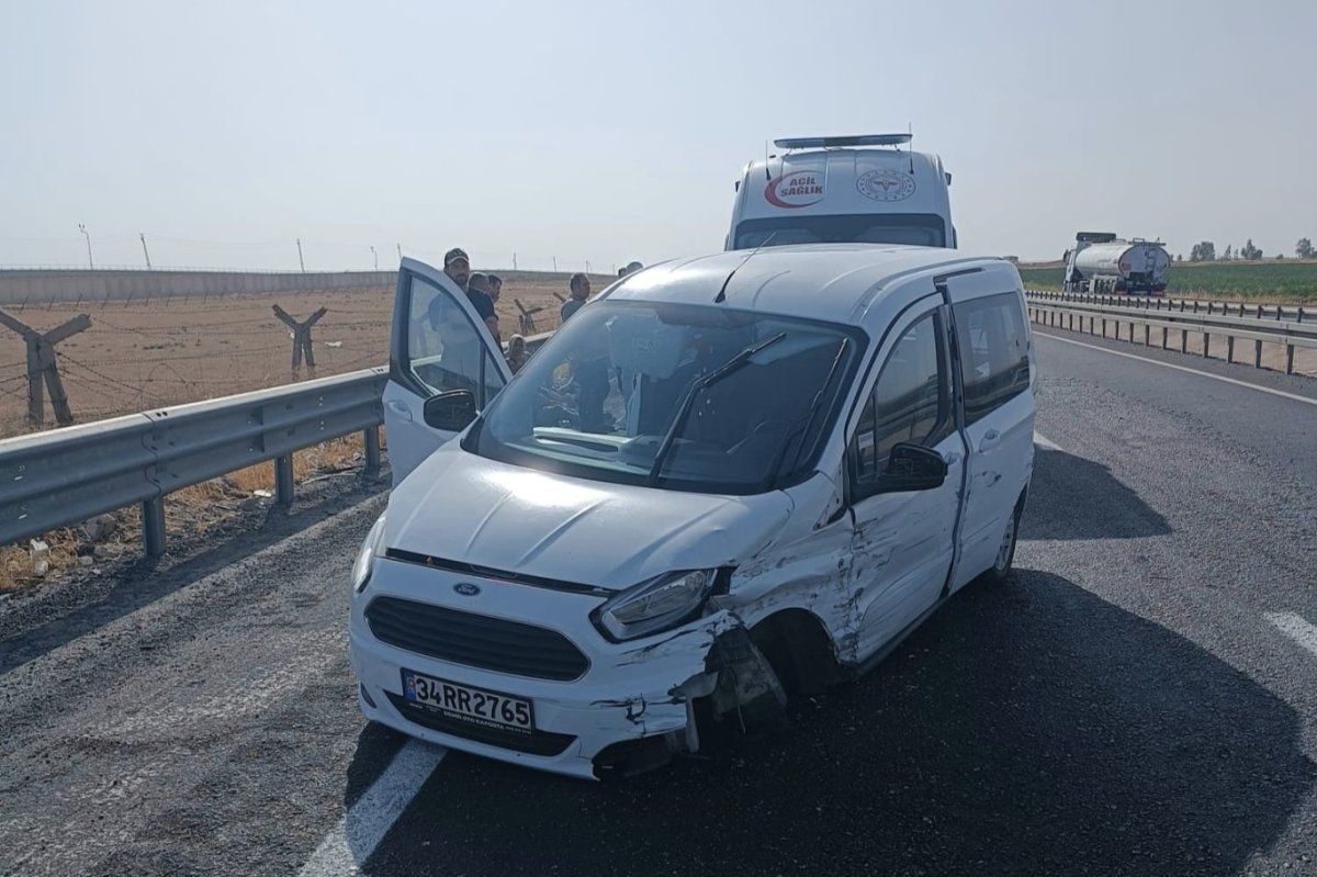 Mardin’de araç bariyerlere çarptı: 4 yaralı
