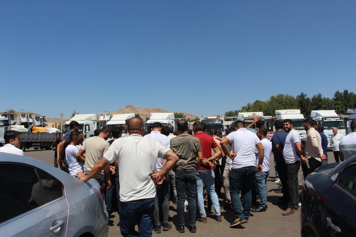 Nakliye ücretlerine tepki gösteren onlarca tır şoförü kontak kapattı