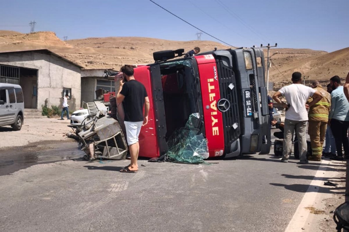 Yangın ihbarına giden itfaiye aracı kaza yaptı: 5 yaralı