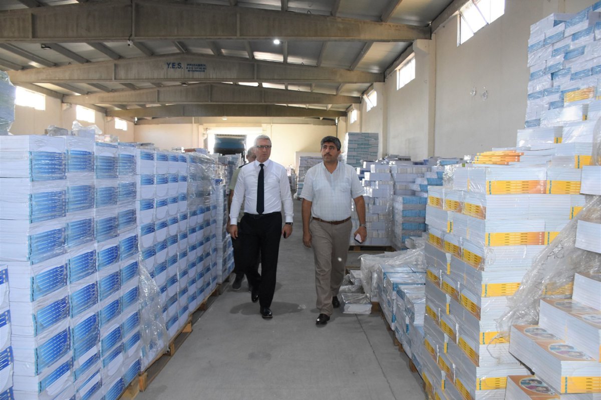 Ders kitapları okullara ulaştırılıyor