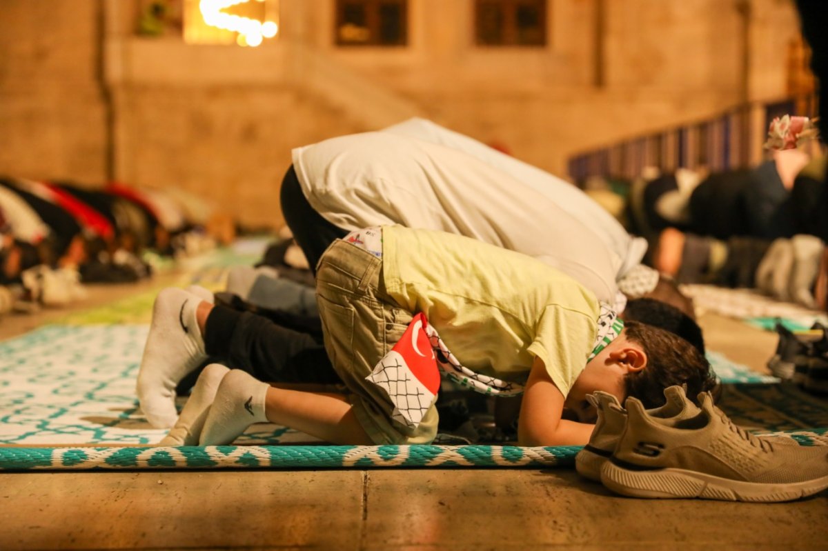 Fatih Camii'nde binler Gazze için duaya durdu