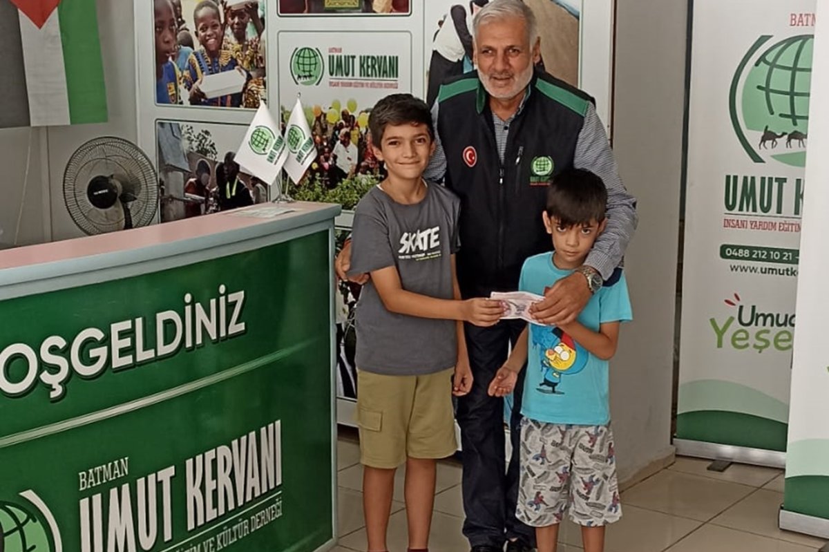 Minik yürekler harçlıklarını Gazze'ye bağışladılar