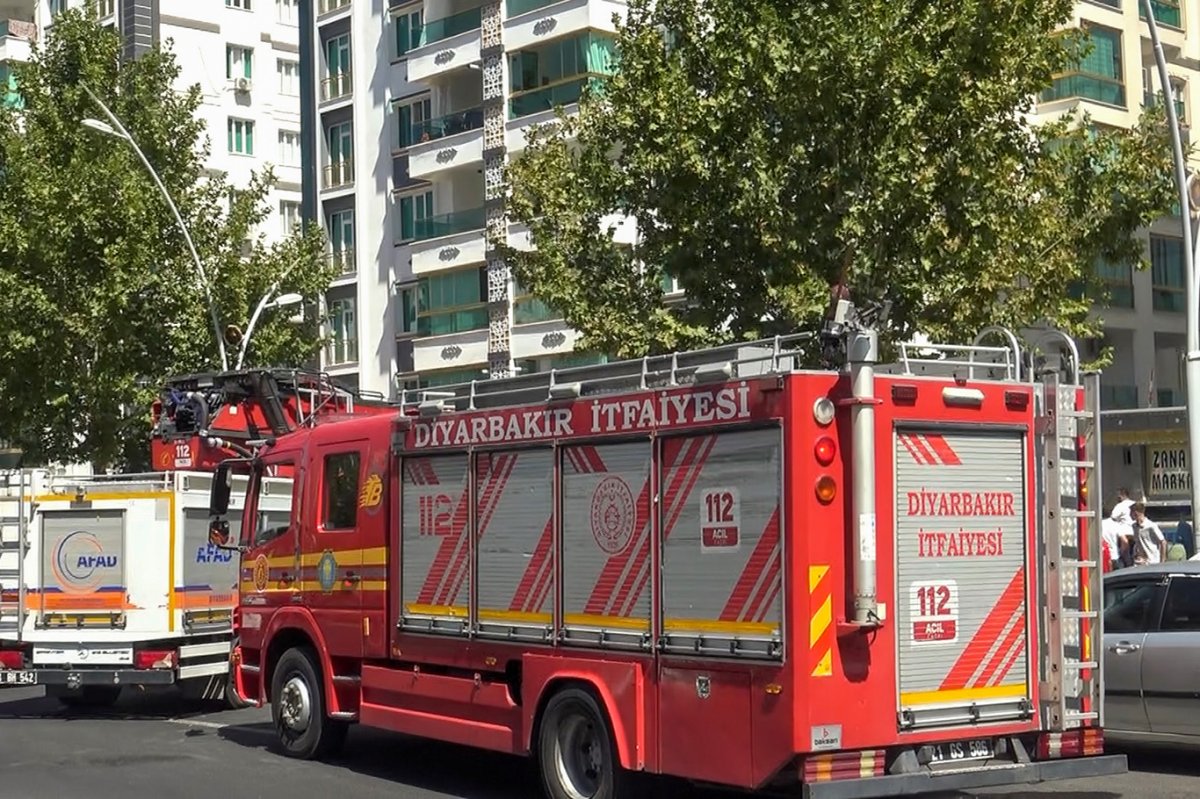 Diyarbakır'da 8 katlı binada korkutan yangın: 3 itfaiyeci dumandan etkilendi