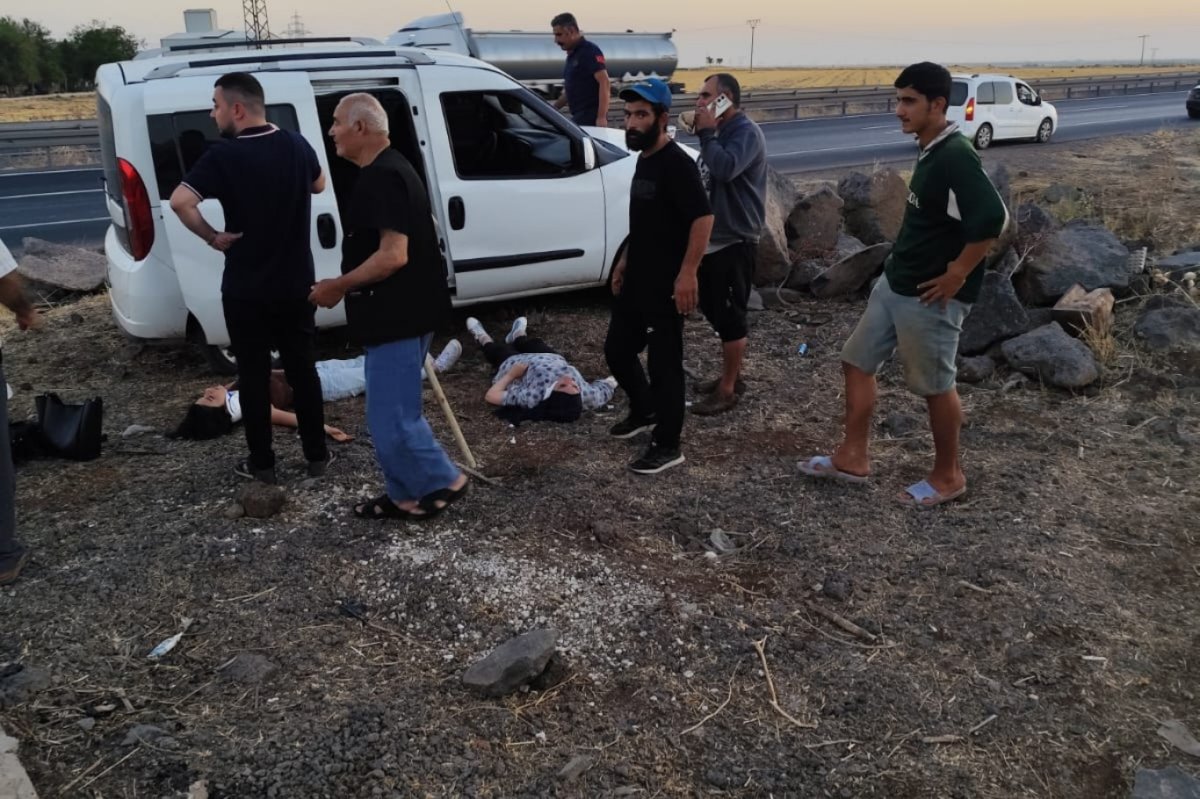 Mardin’de hafif ticari araç şarampole yuvarlandı: 4 yaralı