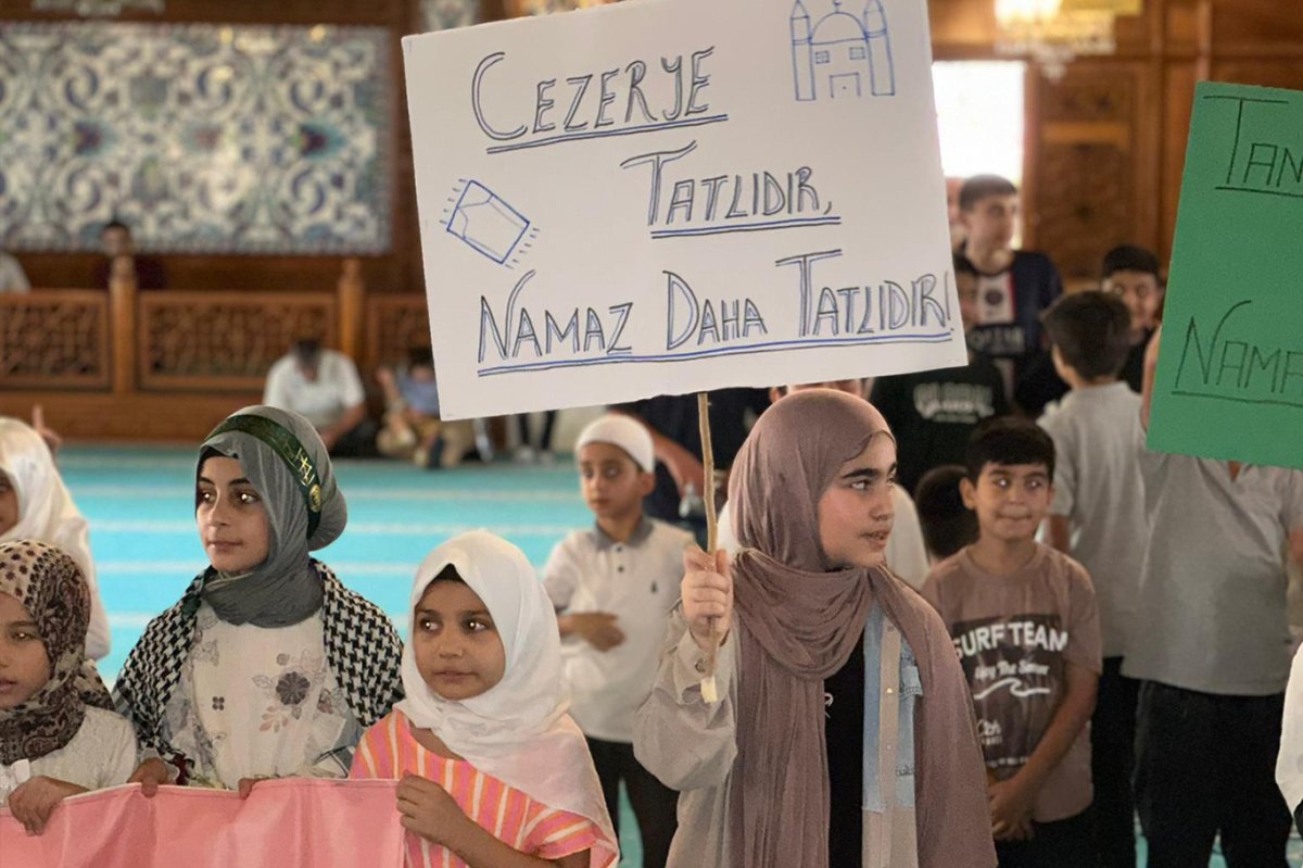 Mersin’de çocuklar “Hayat Namazla Güzeldir” dedi