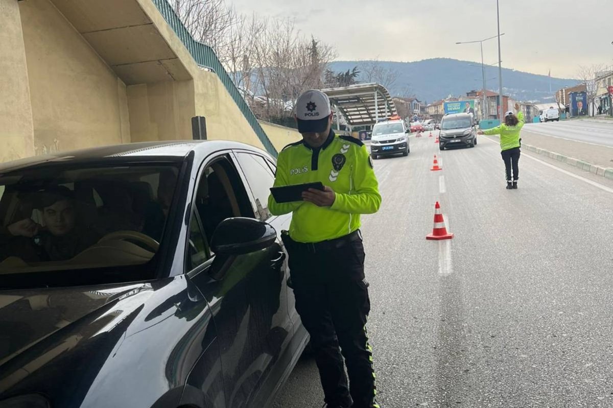 Bursa'da yüzlerce araç denetlendi, 4 kişi gözaltına alındı