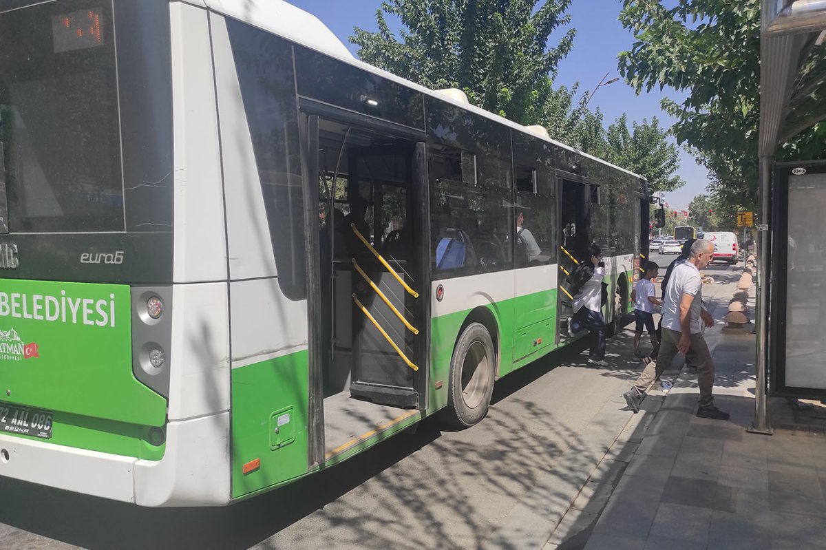Batman'da sıcak havalarda klimasız belediye otobüsleri tepki topluyor