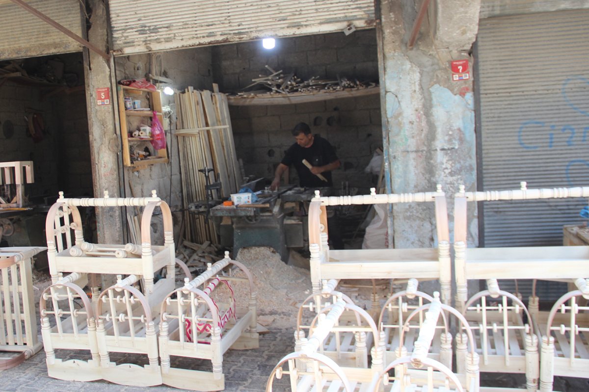 Cizre’de ahşap beşik geleneği son ustalarla yaşatılmaya devam ediliyor