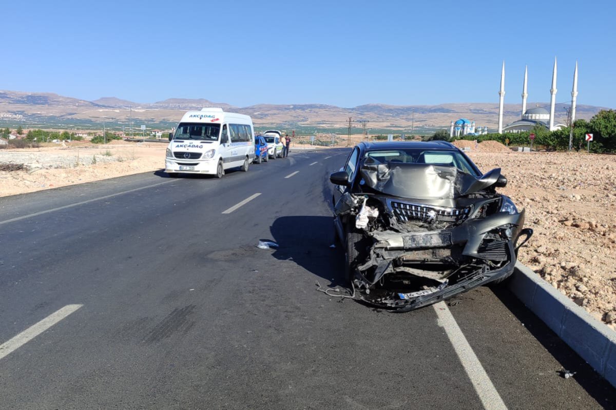 Malatya'da minibüs ile otomobil çarpıştı: 9 yaralı