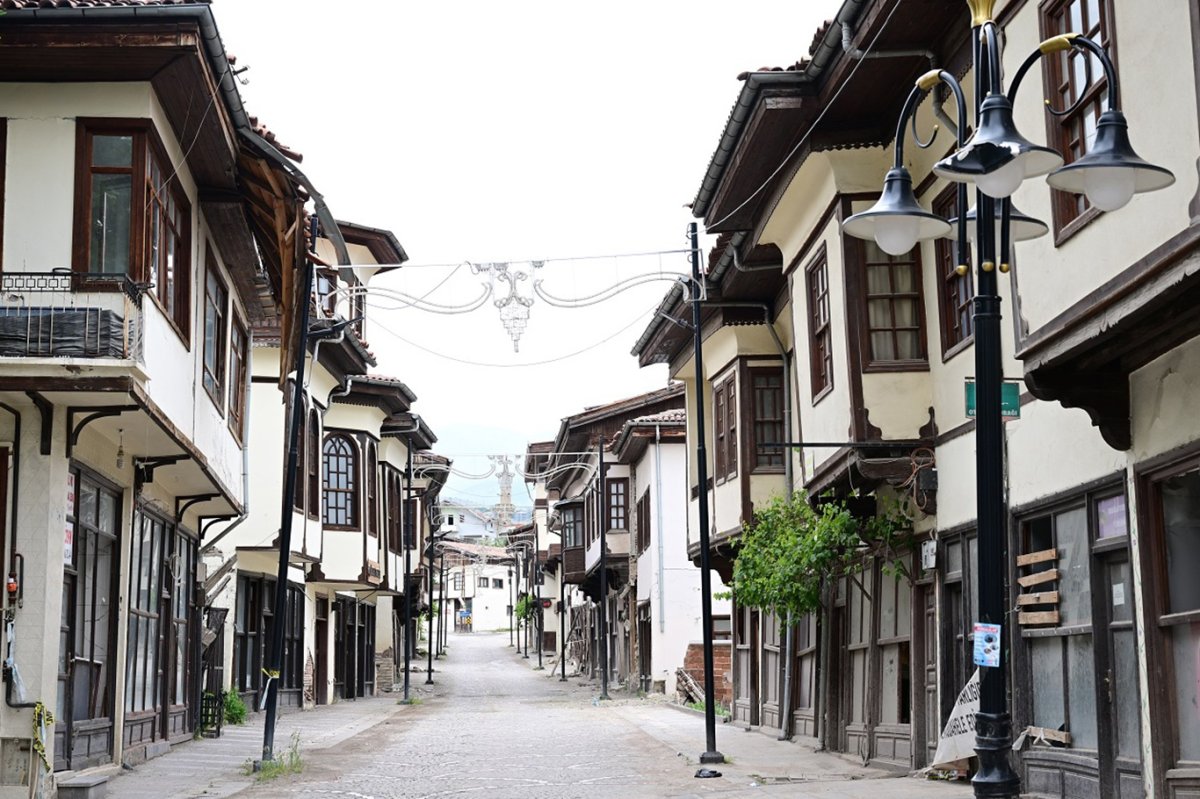 Yeşilyurt'taki tarihi tescilli konaklar aslına uygun yeniden ayağa kaldırılıyor