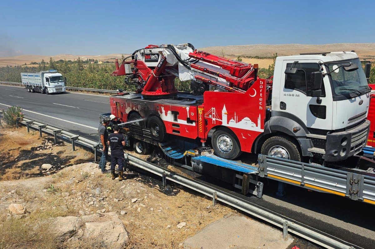 Araç yangını ekiplerin hızlı müdahalesiyle söndürüldü
