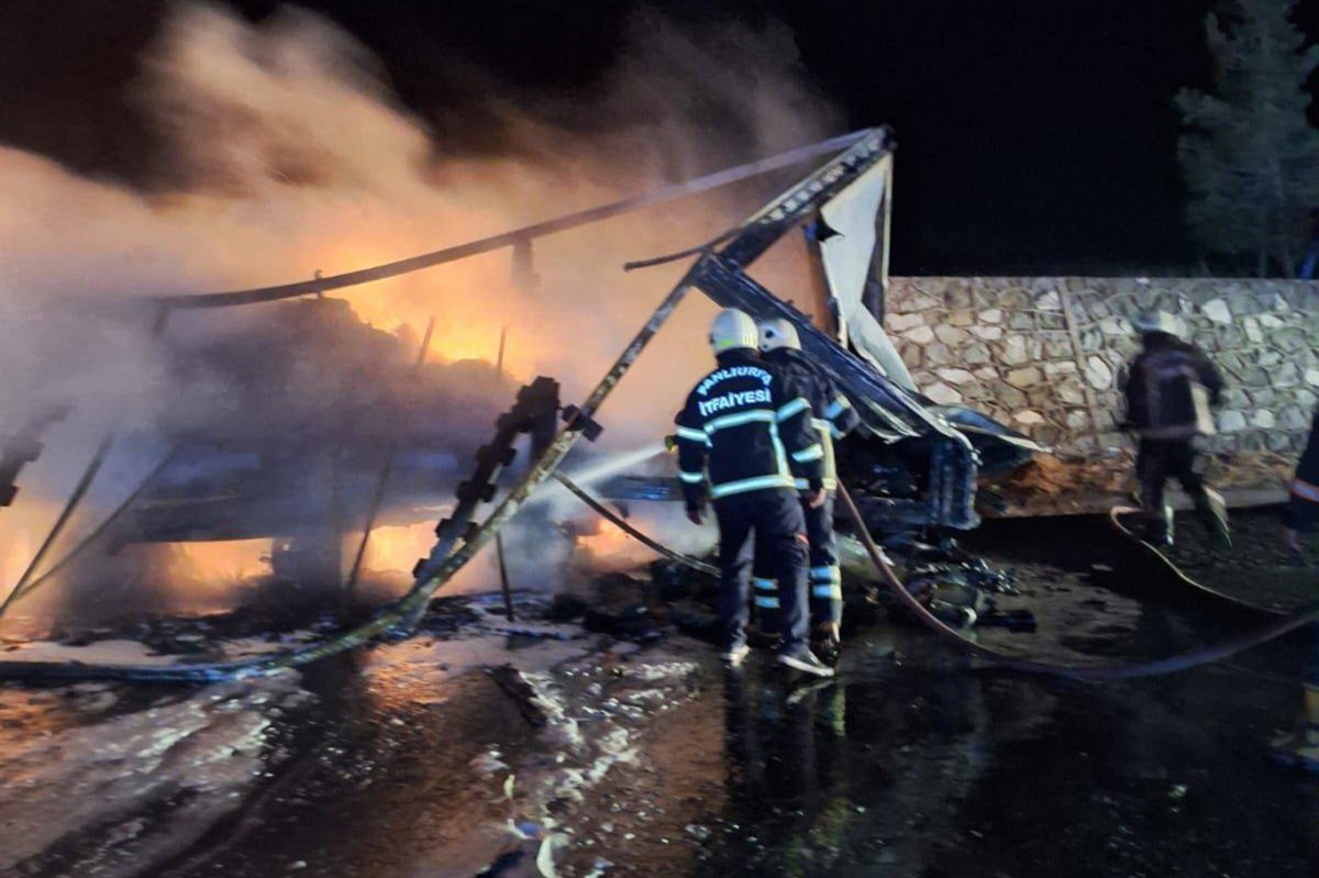 Şanlıurfa’da otoyolda motor yağı yüklü araç yandı