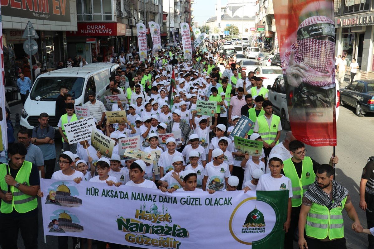 İstanbul'da yüzlerce çocuk "Hayat Namazla Güzeldir" demek için yürüdü