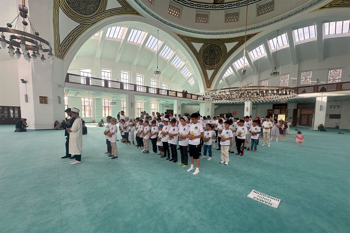 Ağrı'da "Hayat Namazla Güzeldir" programında çocuklar saf tuttu