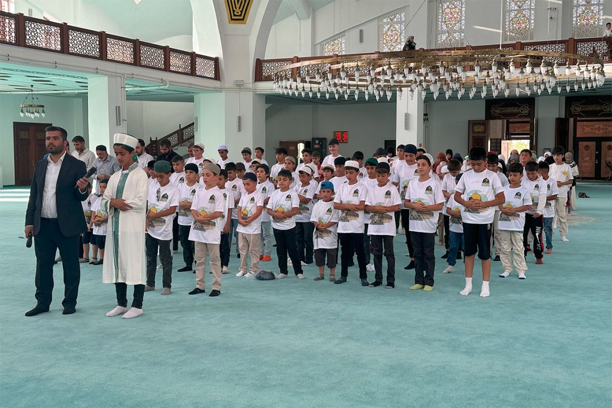Ağrı'da "Hayat Namazla Güzeldir" programında çocuklar saf tuttu