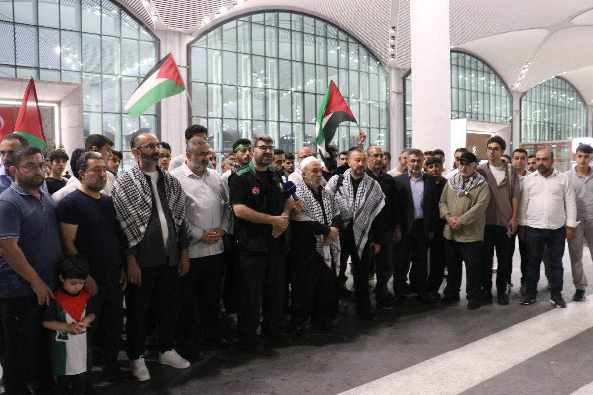 "Küresel Sumud Filosu" katılımcıları İstanbul'dan dualarla uğurlandı