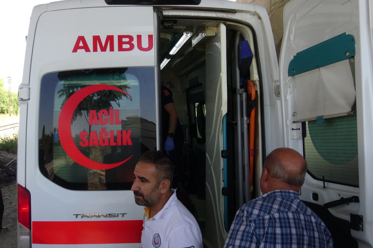 Yük treninin çarptığı yaya ağır yaralandı