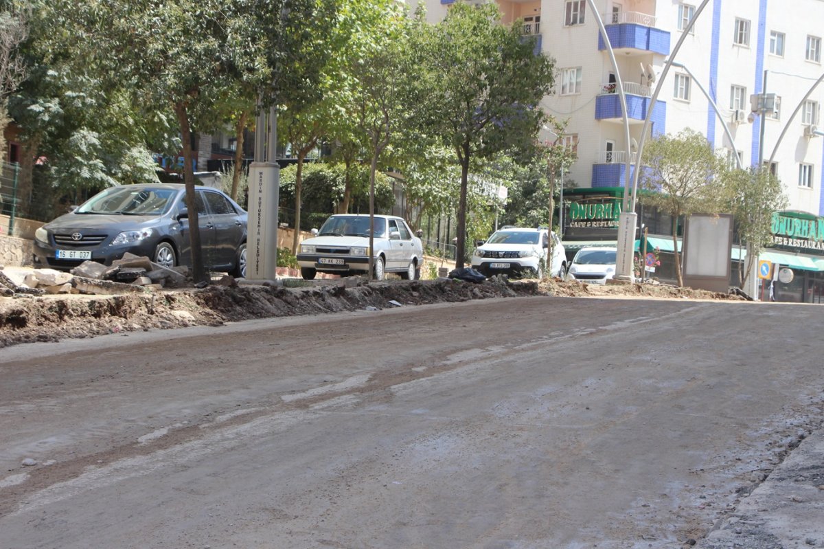 Mardin halkı, okul öncesi en işlek caddesindeki yol çalışmalarının bitmesini arzuluyor