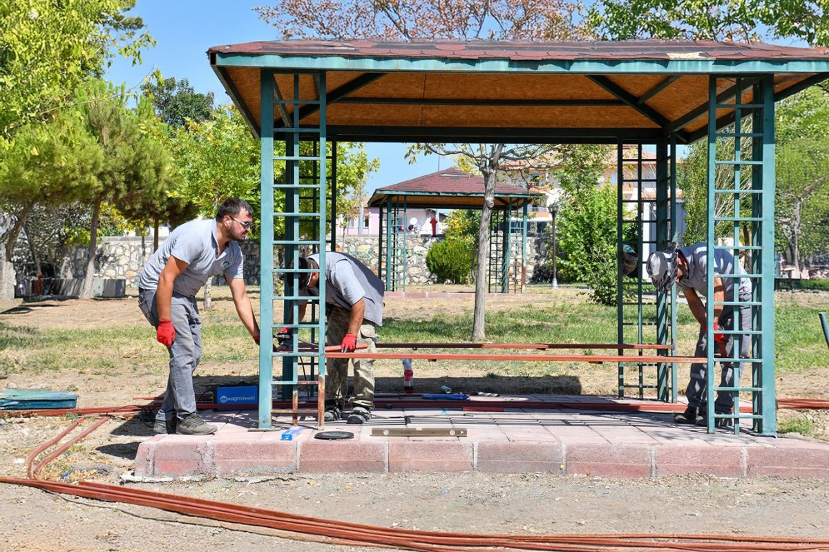 Yeşilyurt'ta parklar yenileniyor