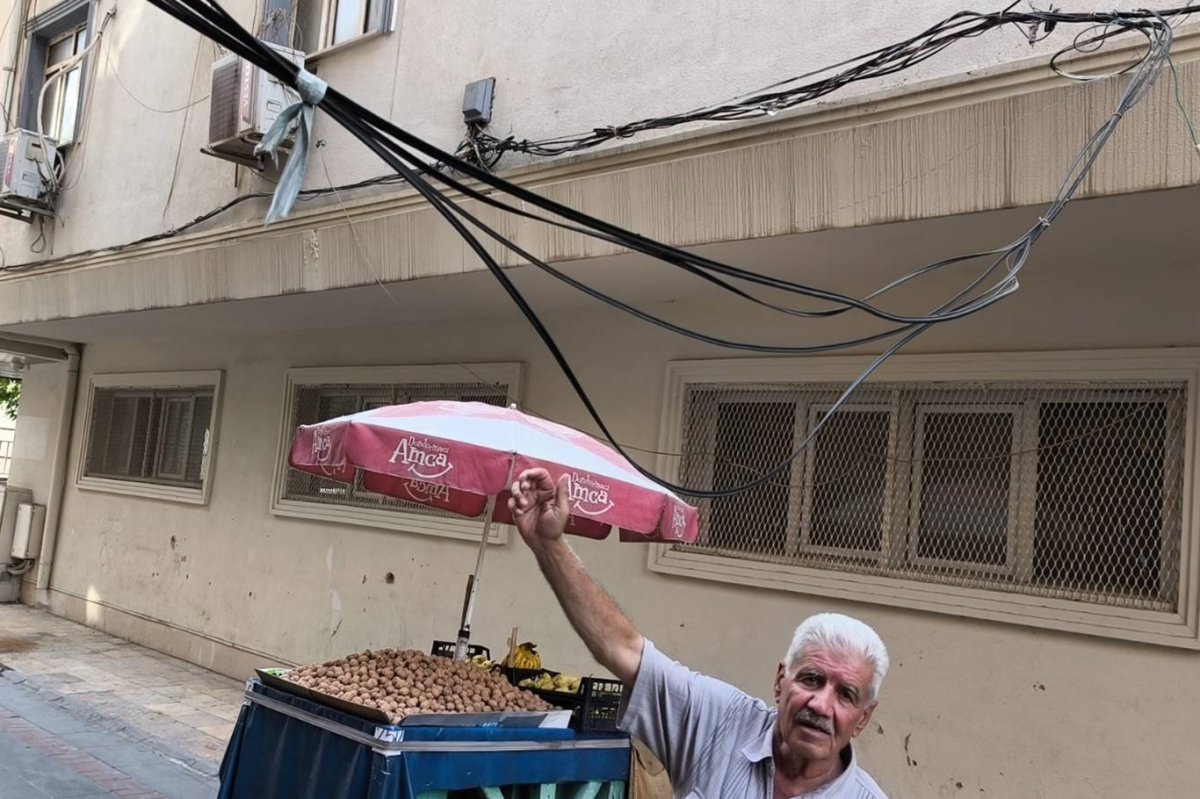 Batman'da yola sarkan kablolar tehlike saçıyor