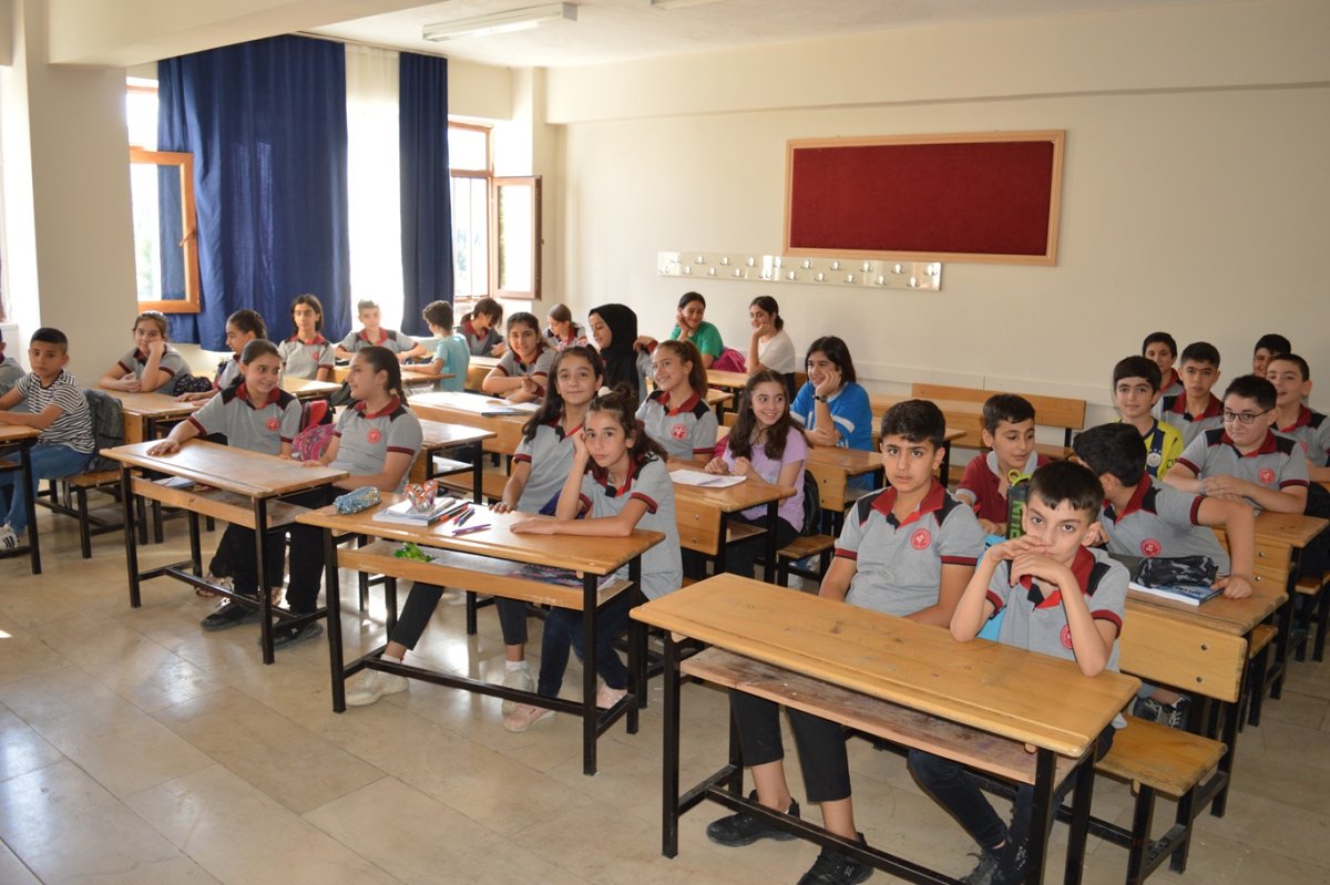 Dr. Ay: Serbest kıyafet uygulaması okullarda ciddi sorunlara yol açıyordu