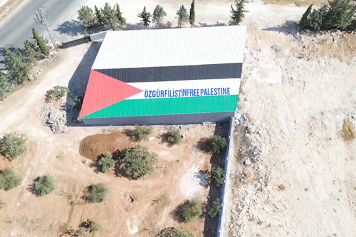 Gaziantepli iş insanı iş yerinin çatısına Filistin bayrağı yaptırdı