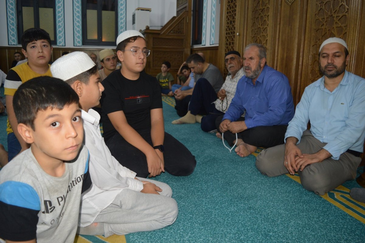 Mevlid Kandili’nde eller Gazze için semaya açıldı