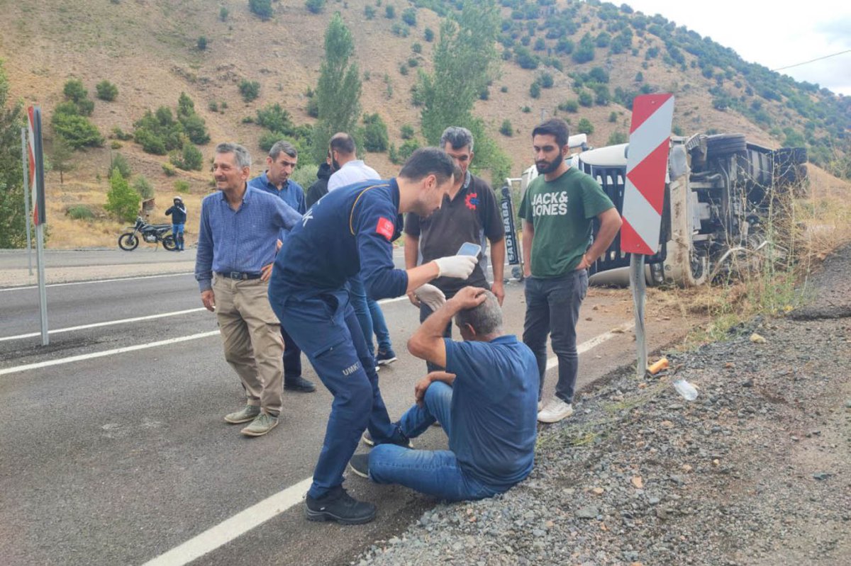 Gümüşhane'de tır kazası: Sürücü yaralı