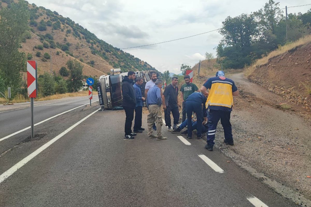 Gümüşhane'de tır kazası: Sürücü yaralı