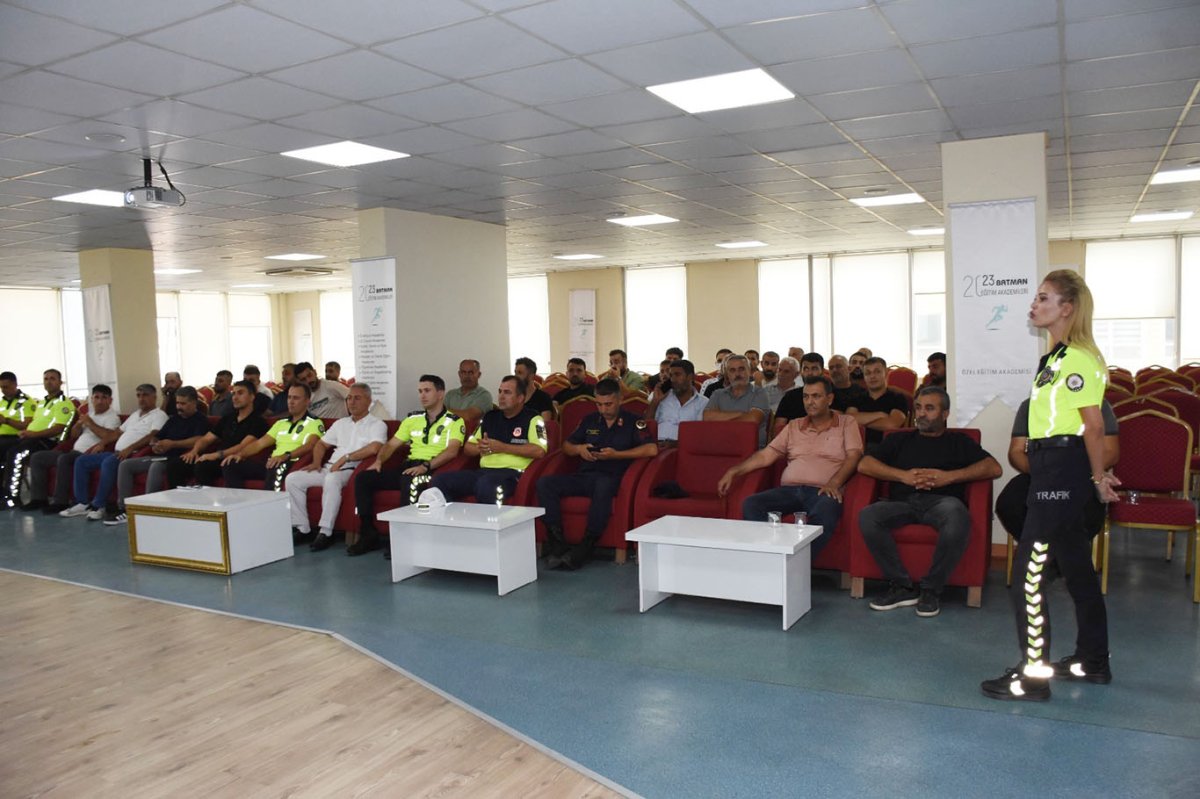 Batman'da okul servis şoförlerine trafik eğitimi