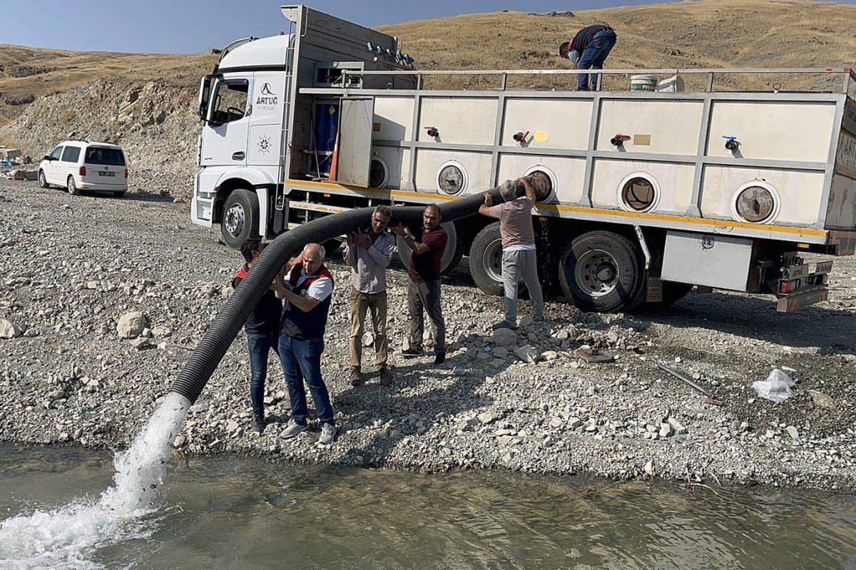 Malatya'da iç sulara 1 milyon 73 bin yavru sazan bırakıldı