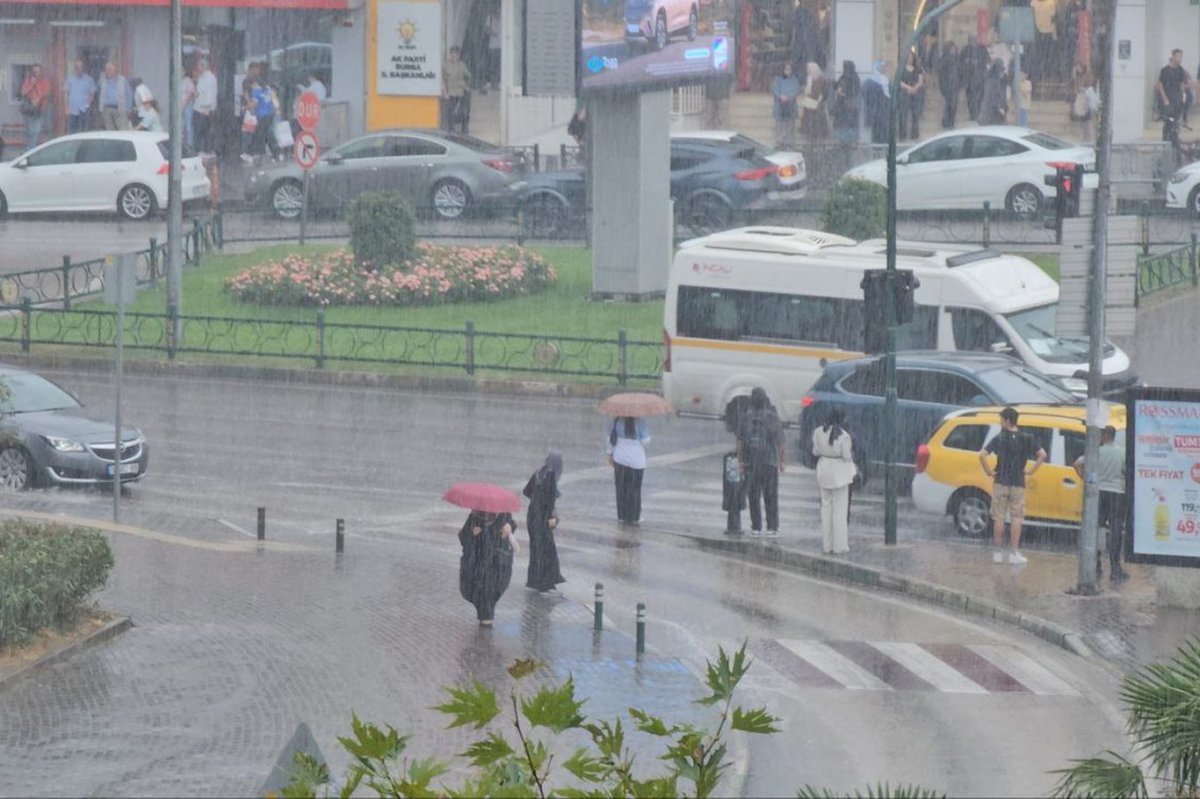 Bursa’da sağanak yağış etkili oluyor