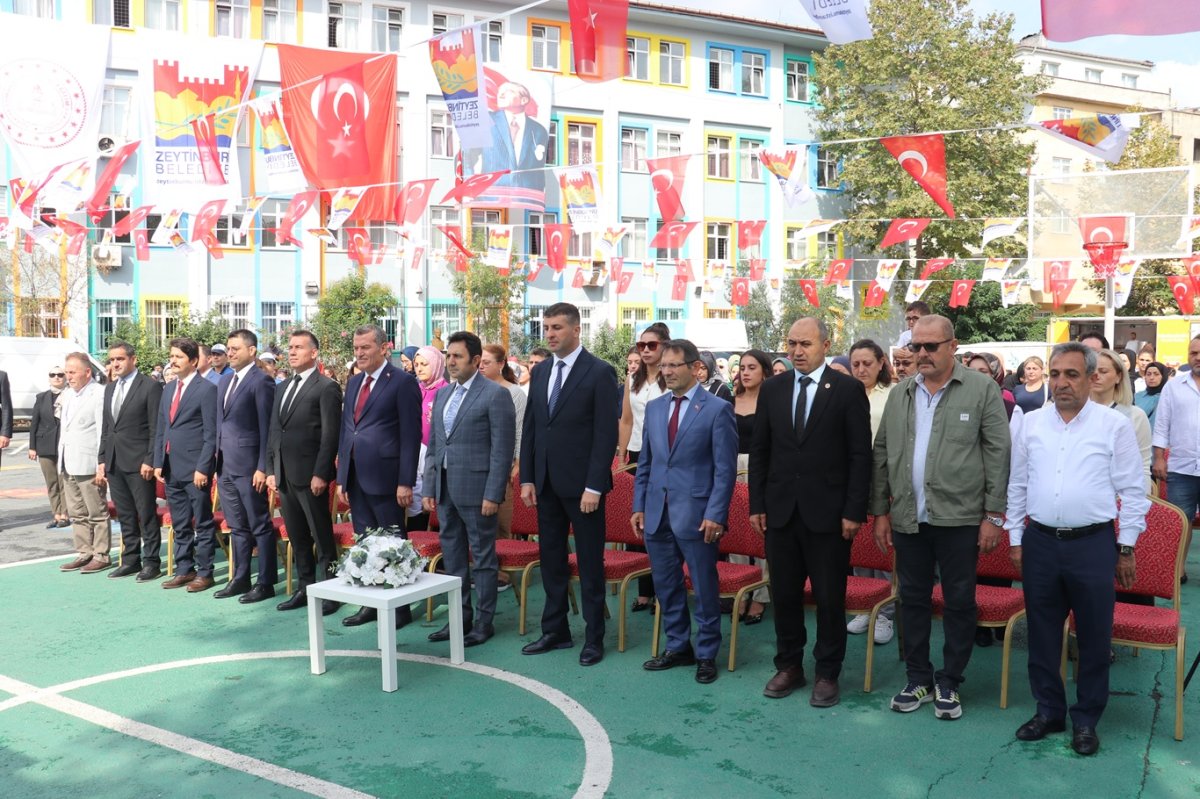 İstanbul'da 3 milyon öğrenci için ilk ders zili çaldı