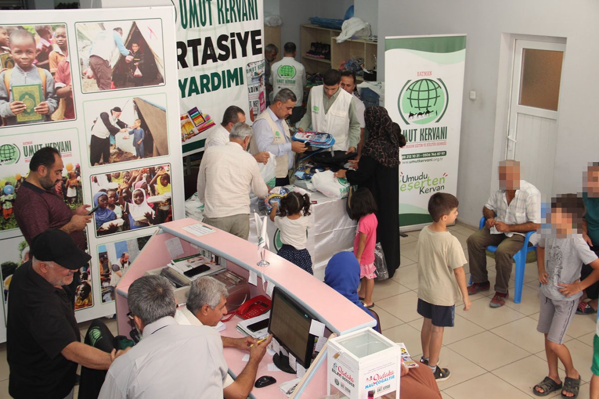 Umut Kervanı Batman'da yüzlerce öğrenciye kırtasiye yardımı yaptı