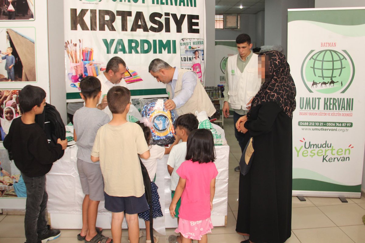 Umut Kervanı Batman'da yüzlerce öğrenciye kırtasiye yardımı yaptı