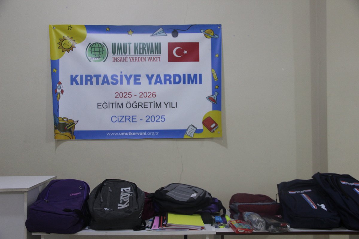 Umut Kervanı Cizre’de onlarca öğrenciye kırtasiye malzemesi ulaştırdı