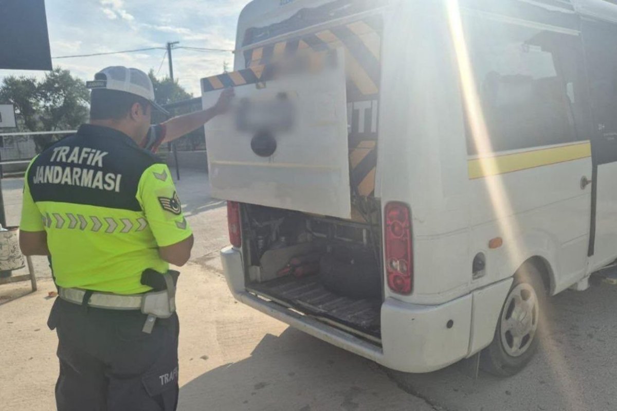 Bursa'da okul önlerinde denetim: 11 şahıs yakalandı