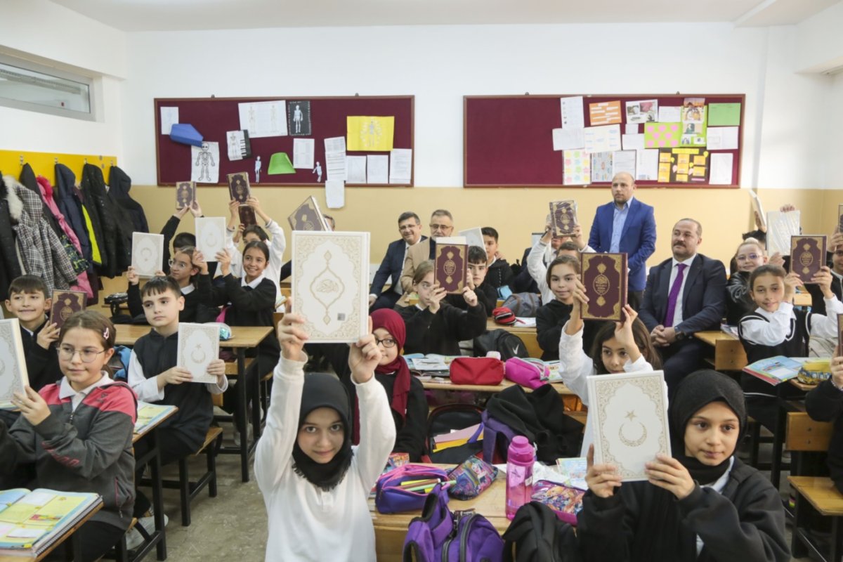 Kur’an-ı Kerim dersini seçen öğrencilere TDV'den anlamlı hediye