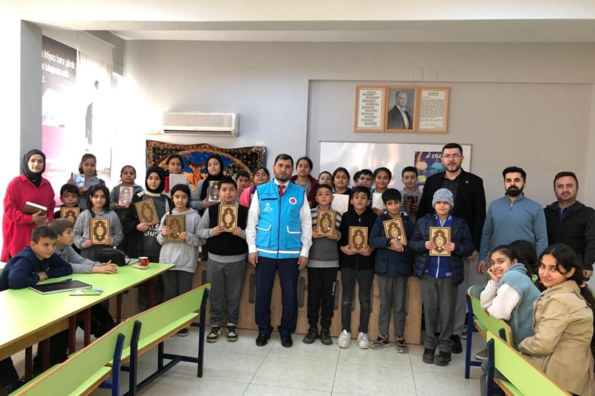 Kur’an-ı Kerim dersini seçen öğrencilere TDV'den anlamlı hediye