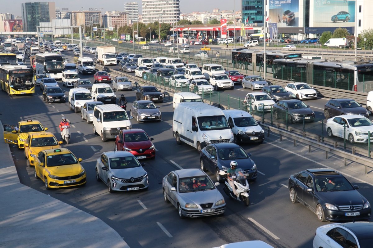 Okulların açılmasıyla İstanbul'da trafik yoğunluğu