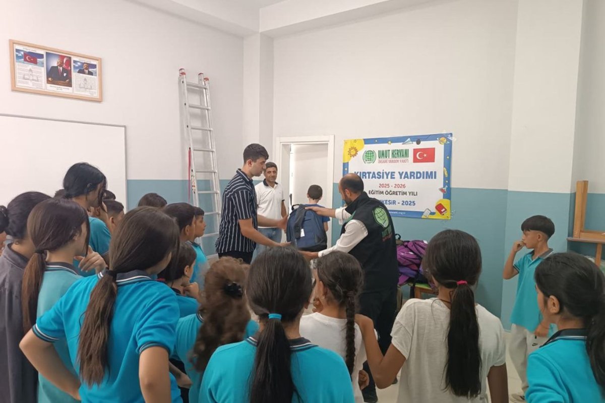 Balıkesir’de Umut Kervanı, ihtiyaç sahibi çocuklara kırtasiye desteği sağladı