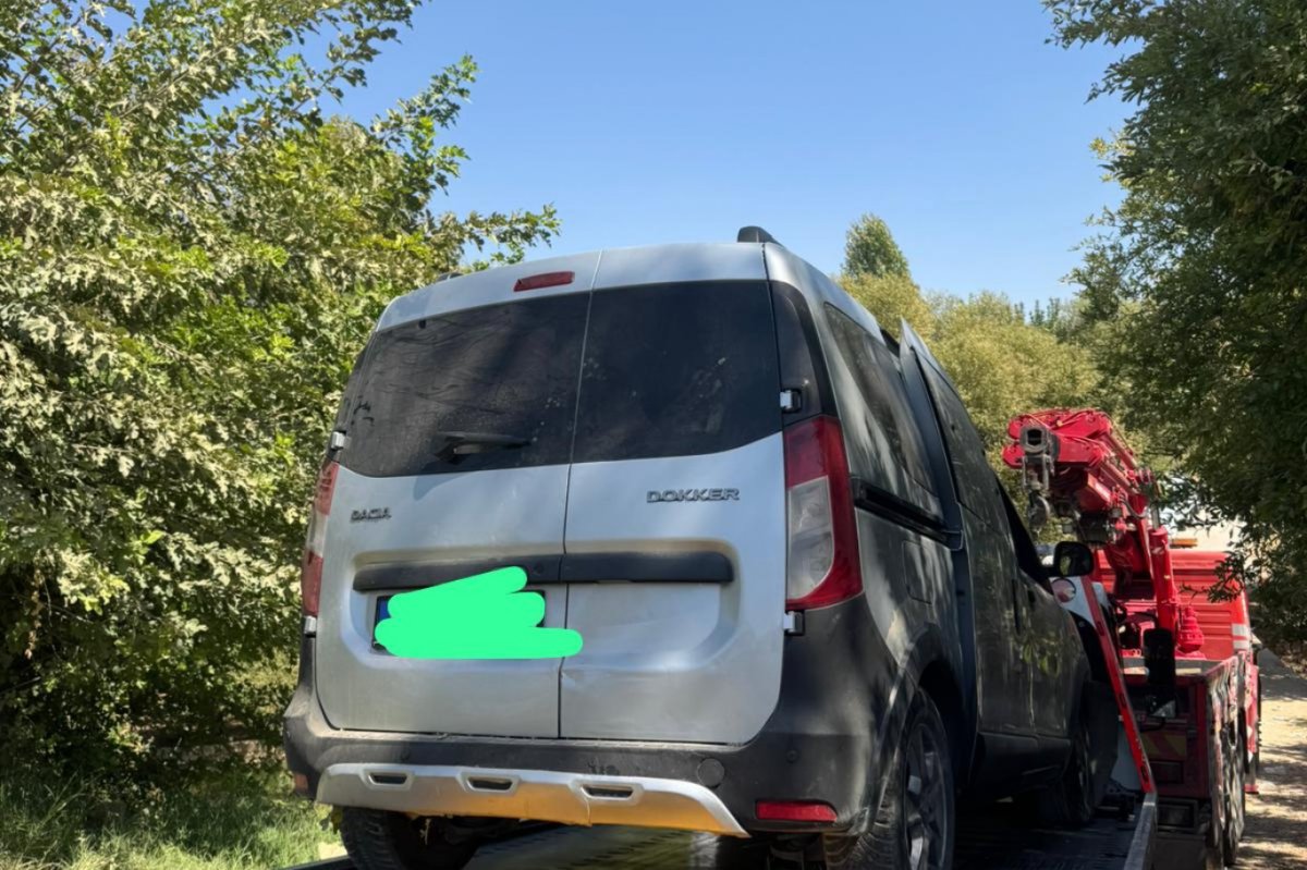 Mardin’de hafif ticari araç yol kenarına savruldu: 4 yaralı