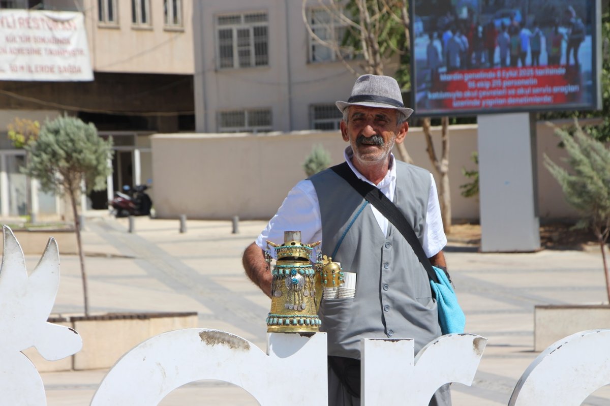 Mardin'in Hıdır amcası 40 yıldır çarşı ve sokaklarda "Mırra" (acı kahve) satarak geçimini sağlıyor