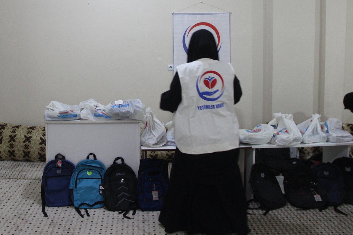 Yetimler Vakfı Cizre’de ihtiyaç sahibi öğrencilere kırtasiye yardımında bulundu