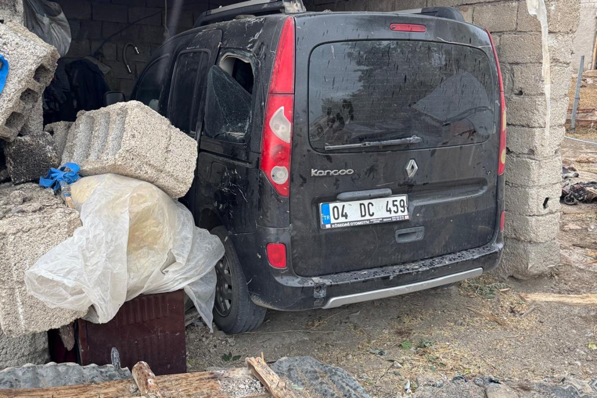 Ağrı’da etkili olan fırtına köyde büyük hasara yol açtı